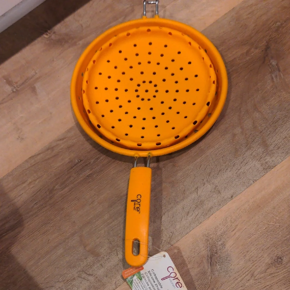Collapsible Orange Colander by Chef'n - Picture 1 of 6